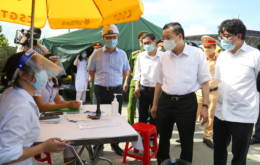 Chủ tịch UBND thành phố Chu Ngọc Anh kiểm tra công tác phòng, chống dịch COVID-19.